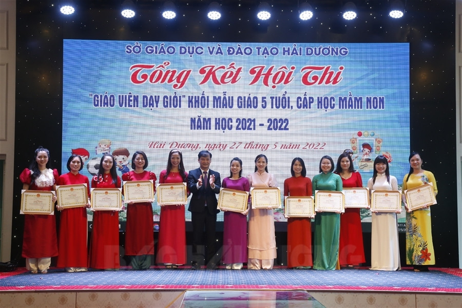 Khen thưởng 24 giáo viên mầm non dạy giỏi cấp tỉnh